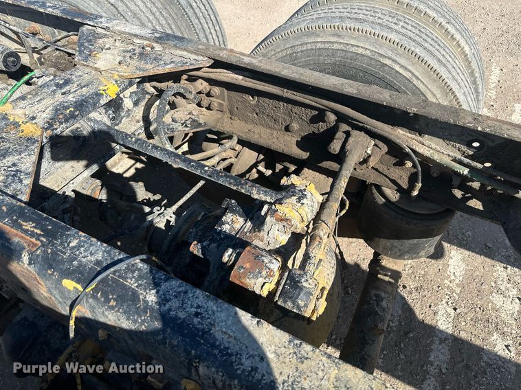 image for item DT7175 2001 Volvo WXLL truck cab and chassis