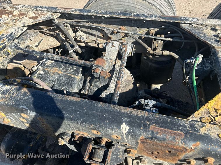 image for item DT7175 2001 Volvo WXLL truck cab and chassis