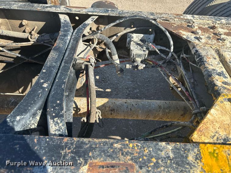 image for item DT7175 2001 Volvo WXLL truck cab and chassis