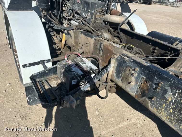 image for item DT7175 2001 Volvo WXLL truck cab and chassis