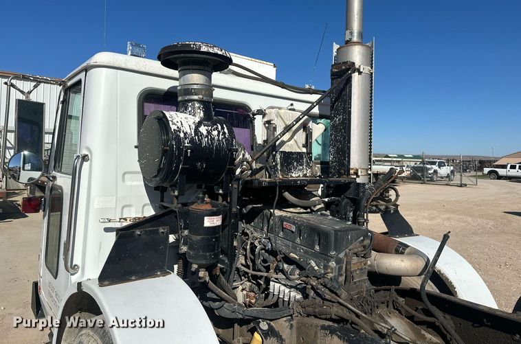 image for item DT7175 2001 Volvo WXLL truck cab and chassis