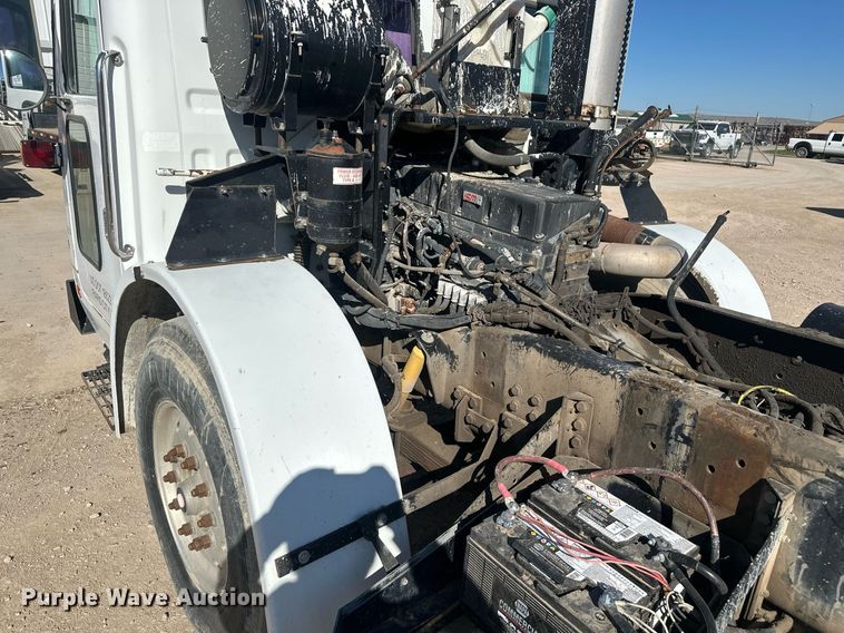 image for item DT7175 2001 Volvo WXLL truck cab and chassis