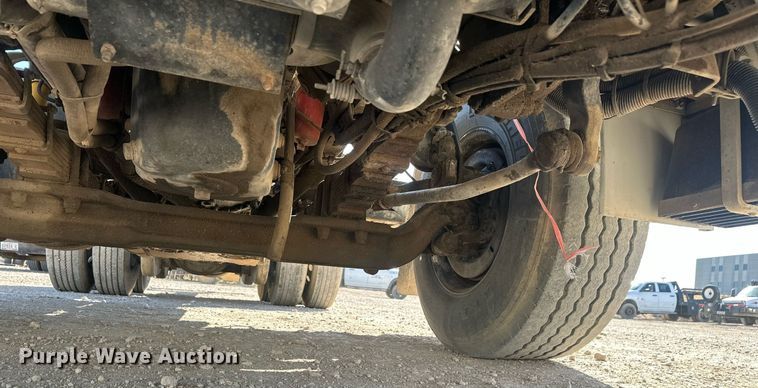 image for item DT7175 2001 Volvo WXLL truck cab and chassis