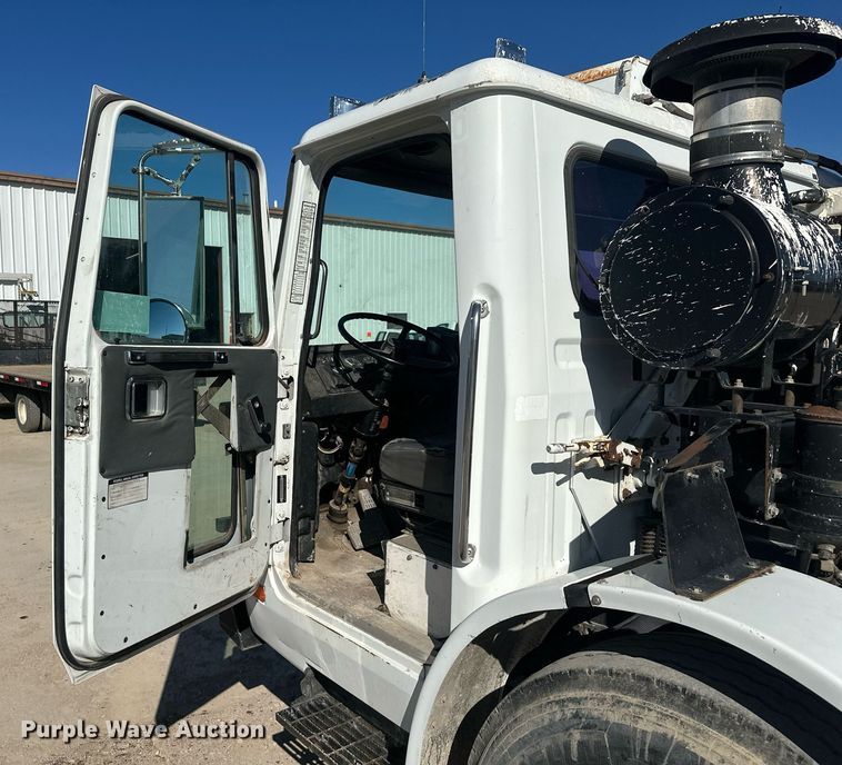 image for item DT7175 2001 Volvo WXLL truck cab and chassis