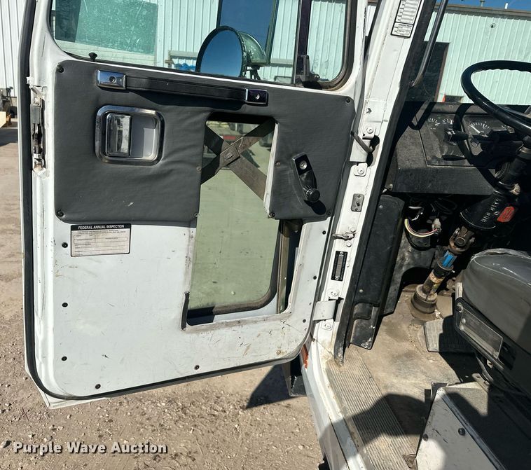 image for item DT7175 2001 Volvo WXLL truck cab and chassis