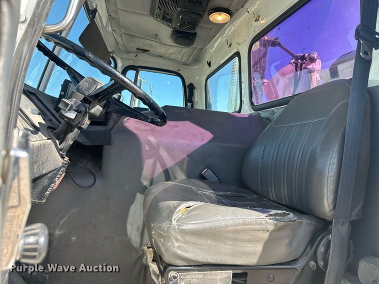 image for item DT7175 2001 Volvo WXLL truck cab and chassis