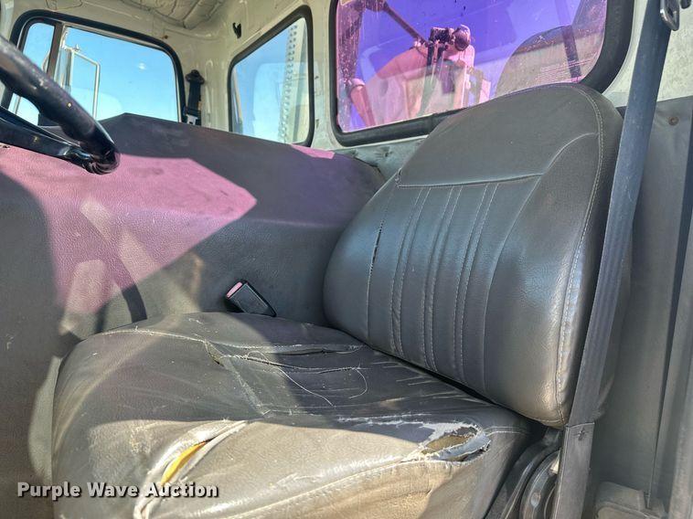 image for item DT7175 2001 Volvo WXLL truck cab and chassis