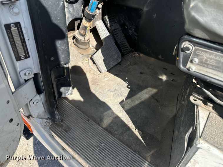 image for item DT7175 2001 Volvo WXLL truck cab and chassis