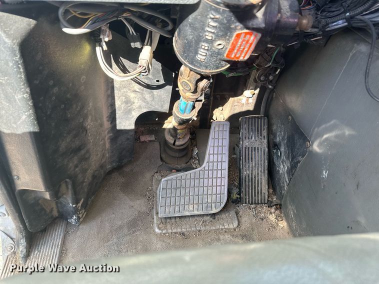 image for item DT7175 2001 Volvo WXLL truck cab and chassis