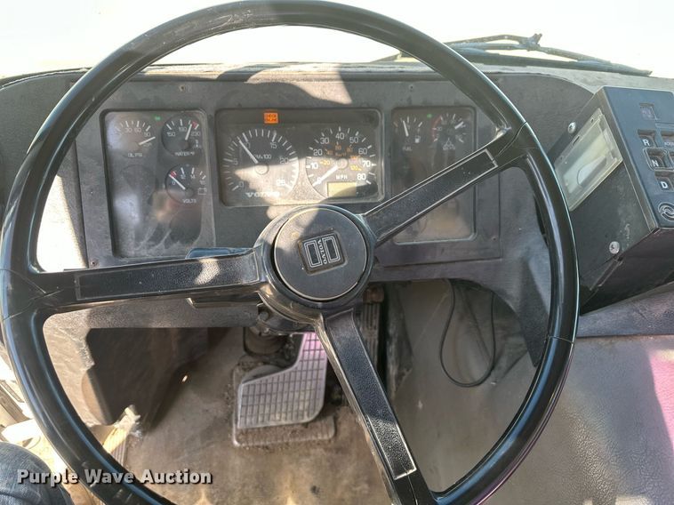 image for item DT7175 2001 Volvo WXLL truck cab and chassis