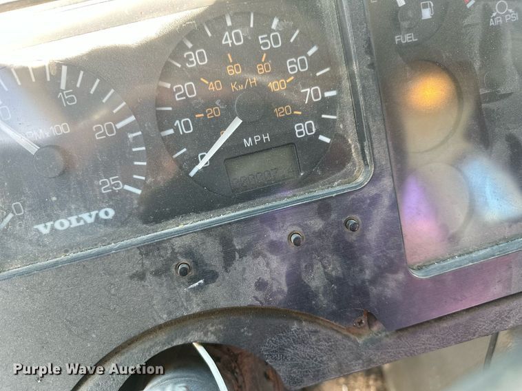 image for item DT7175 2001 Volvo WXLL truck cab and chassis