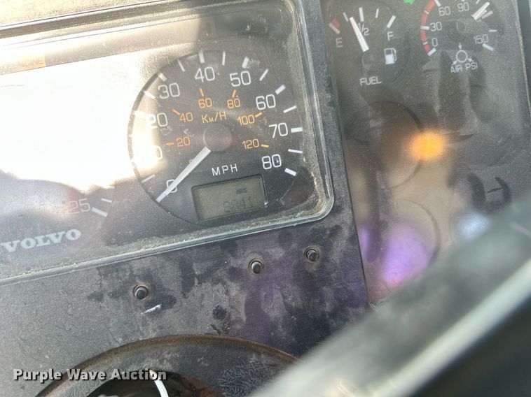 image for item DT7175 2001 Volvo WXLL truck cab and chassis