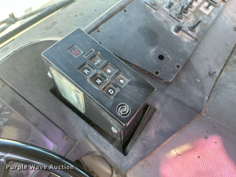 image for item DT7175 2001 Volvo WXLL truck cab and chassis