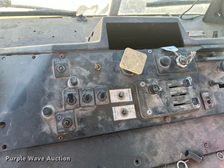 image for item DT7175 2001 Volvo WXLL truck cab and chassis