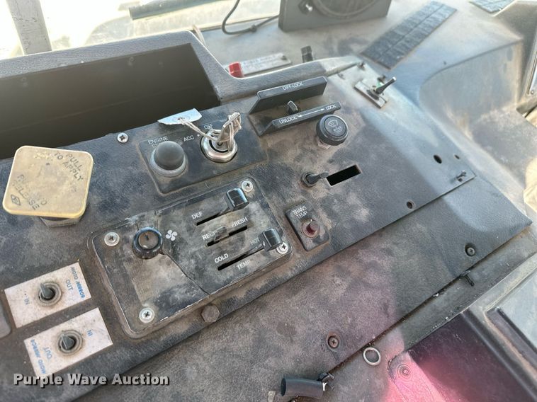 image for item DT7175 2001 Volvo WXLL truck cab and chassis