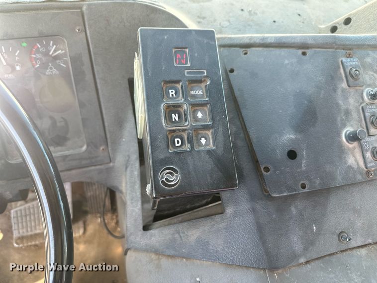 image for item DT7175 2001 Volvo WXLL truck cab and chassis