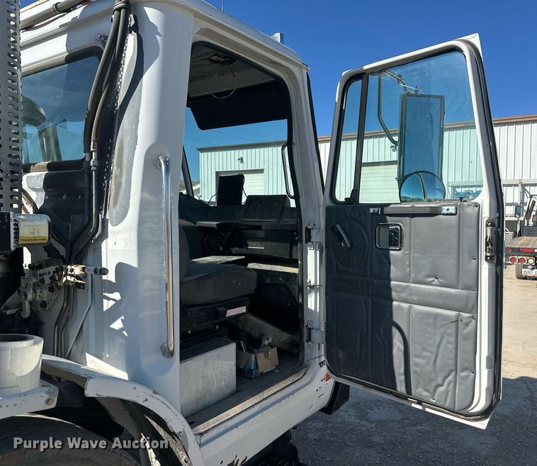 image for item DT7175 2001 Volvo WXLL truck cab and chassis