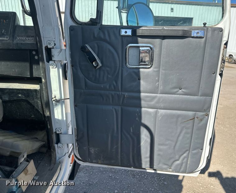 image for item DT7175 2001 Volvo WXLL truck cab and chassis