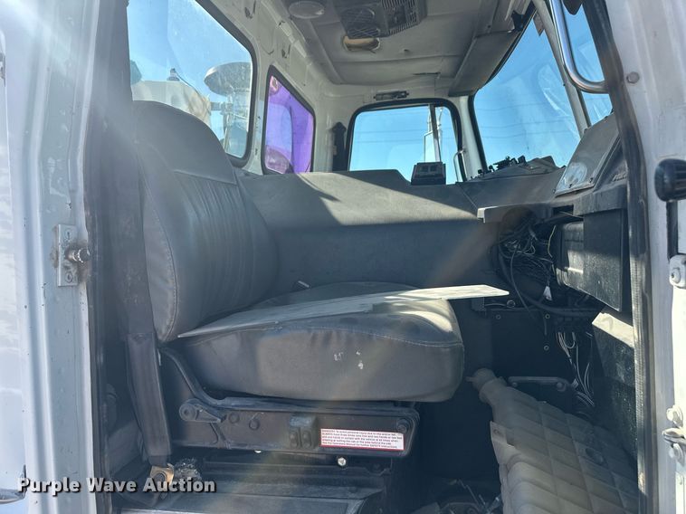 image for item DT7175 2001 Volvo WXLL truck cab and chassis