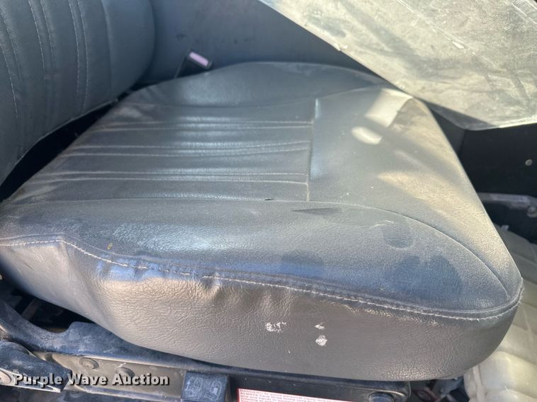 image for item DT7175 2001 Volvo WXLL truck cab and chassis