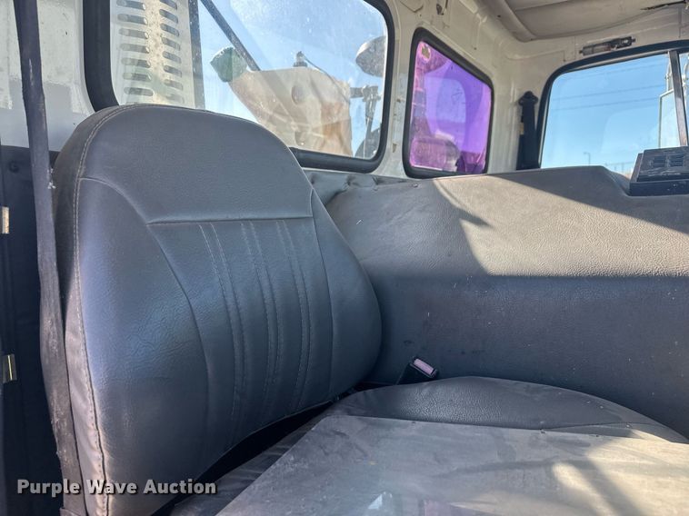 image for item DT7175 2001 Volvo WXLL truck cab and chassis