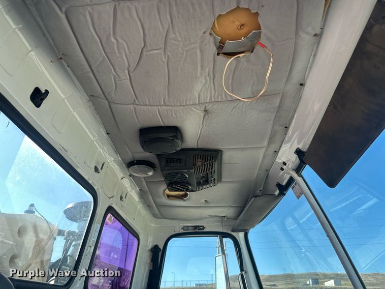 image for item DT7175 2001 Volvo WXLL truck cab and chassis