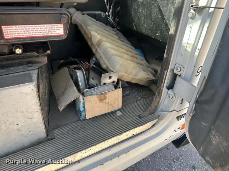 image for item DT7175 2001 Volvo WXLL truck cab and chassis