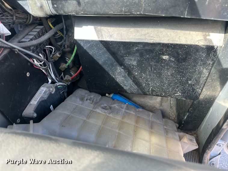 image for item DT7175 2001 Volvo WXLL truck cab and chassis