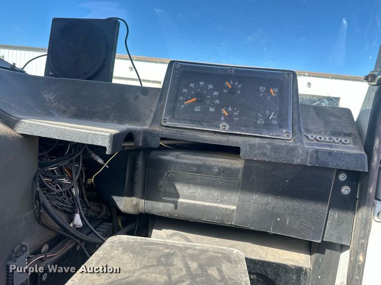 image for item DT7175 2001 Volvo WXLL truck cab and chassis