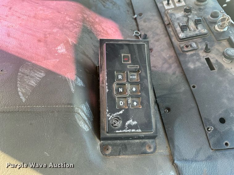 image for item DT7175 2001 Volvo WXLL truck cab and chassis