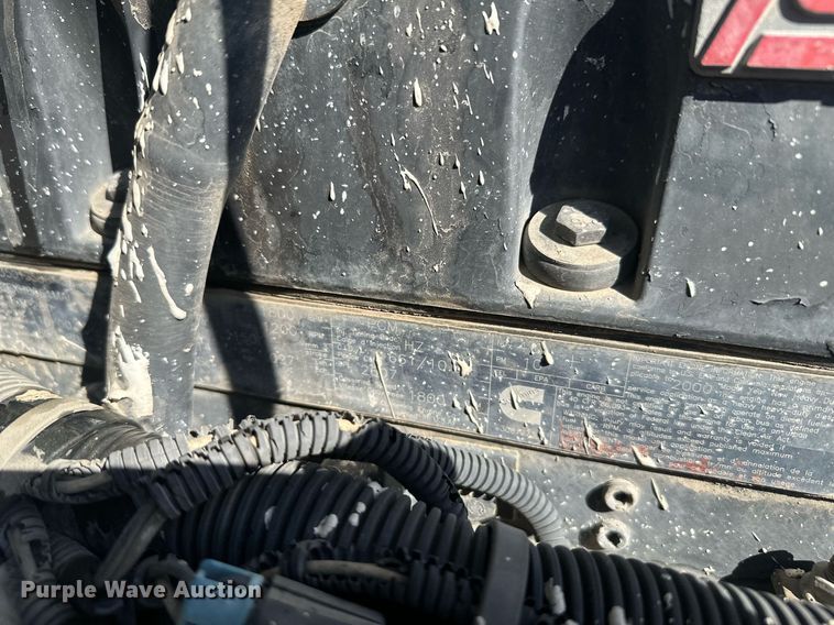 image for item DT7175 2001 Volvo WXLL truck cab and chassis