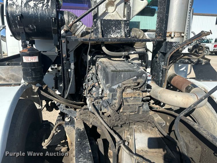 image for item DT7175 2001 Volvo WXLL truck cab and chassis