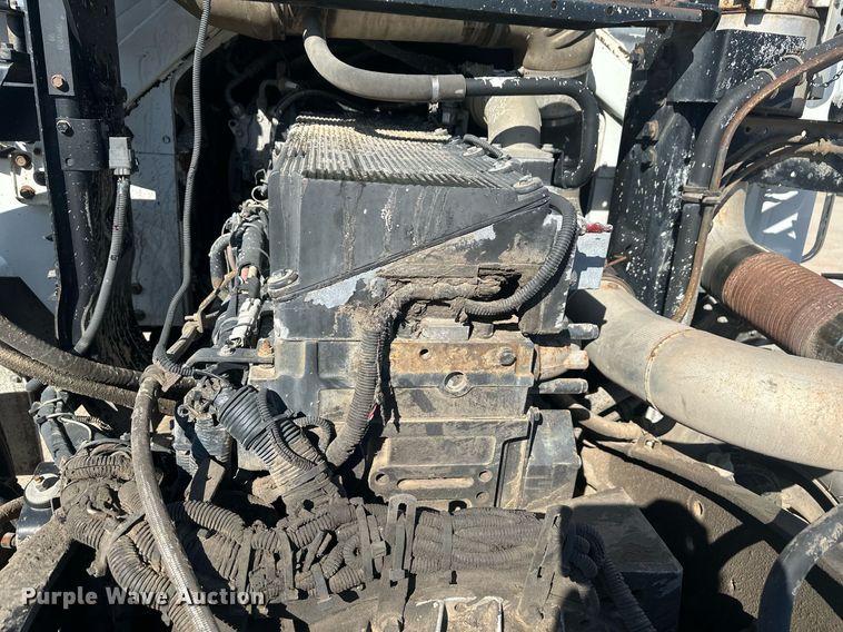 image for item DT7175 2001 Volvo WXLL truck cab and chassis