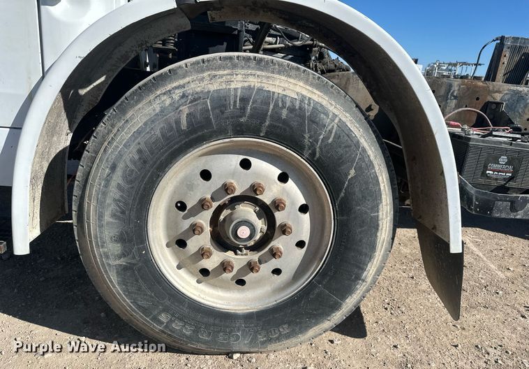 image for item DT7175 2001 Volvo WXLL truck cab and chassis