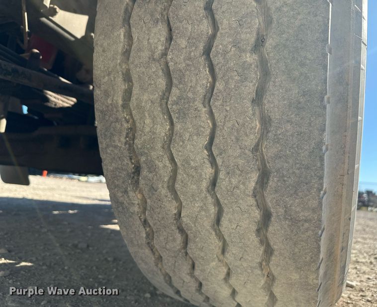 image for item DT7175 2001 Volvo WXLL truck cab and chassis