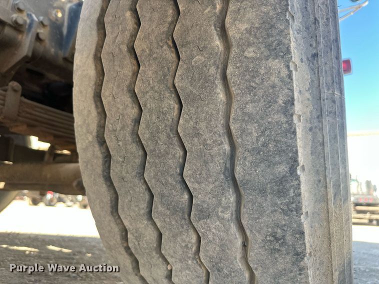 image for item DT7175 2001 Volvo WXLL truck cab and chassis