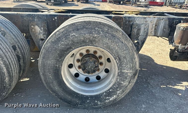 image for item DT7175 2001 Volvo WXLL truck cab and chassis