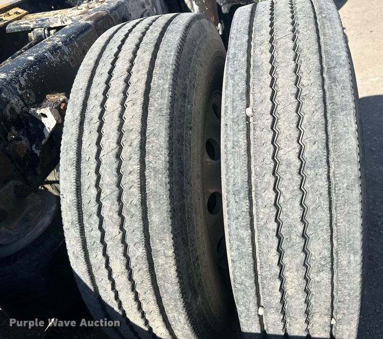 image for item DT7175 2001 Volvo WXLL truck cab and chassis