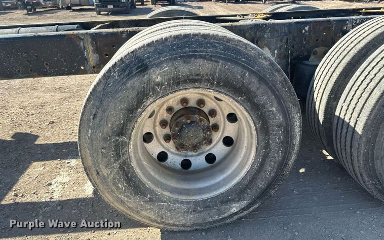 image for item DT7175 2001 Volvo WXLL truck cab and chassis