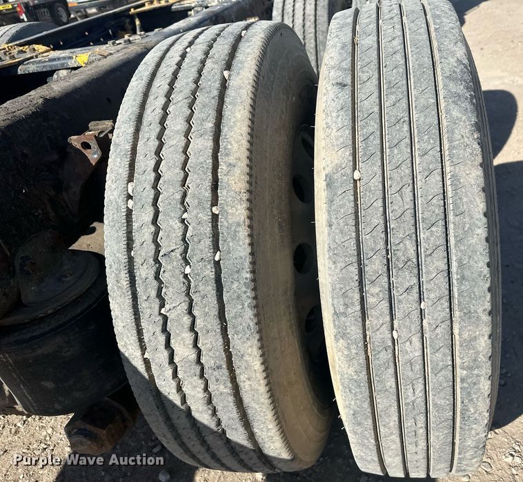 image for item DT7175 2001 Volvo WXLL truck cab and chassis