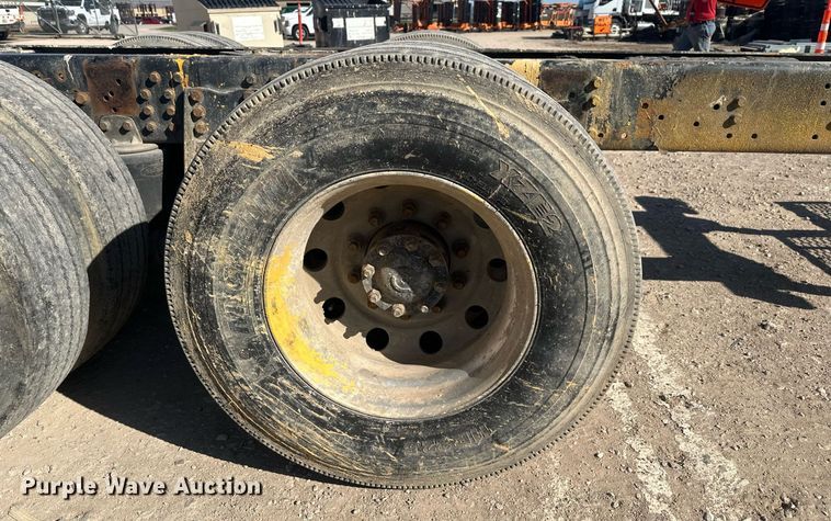 image for item DT7175 2001 Volvo WXLL truck cab and chassis