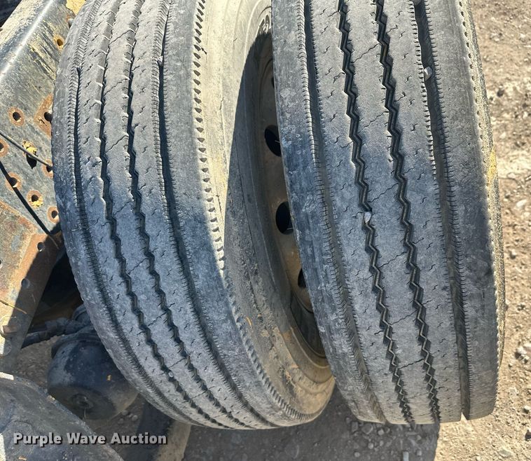 image for item DT7175 2001 Volvo WXLL truck cab and chassis