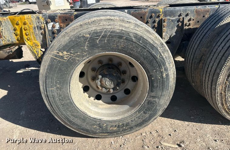 image for item DT7175 2001 Volvo WXLL truck cab and chassis