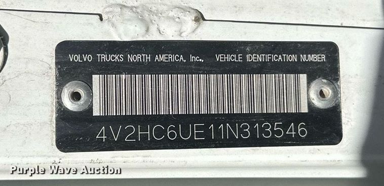 image for item DT7175 2001 Volvo WXLL truck cab and chassis