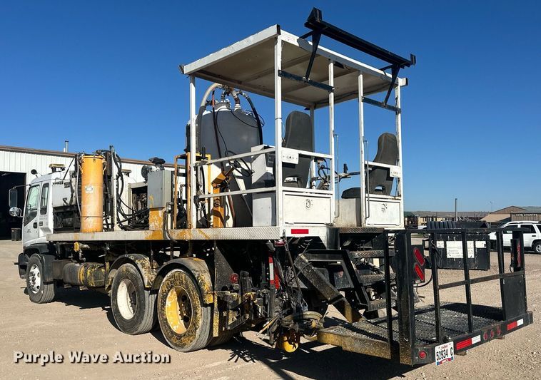 image for item DT7176 2001 GMC T8500 paint striper truck