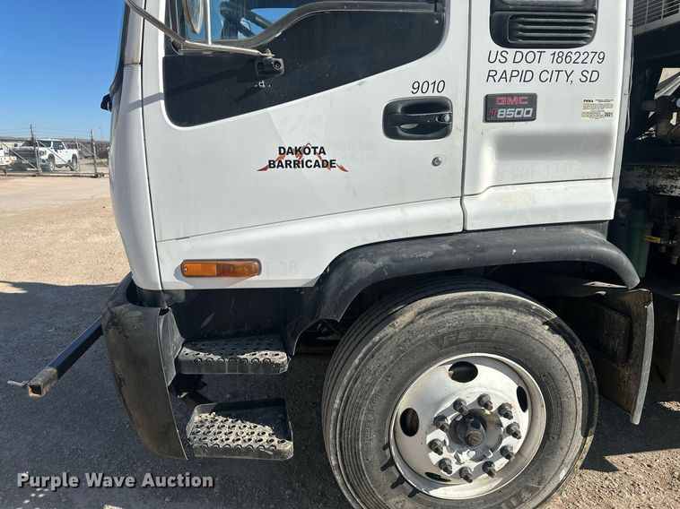 image for item DT7176 2001 GMC T8500 paint striper truck