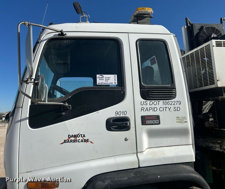 image for item DT7176 2001 GMC T8500 paint striper truck