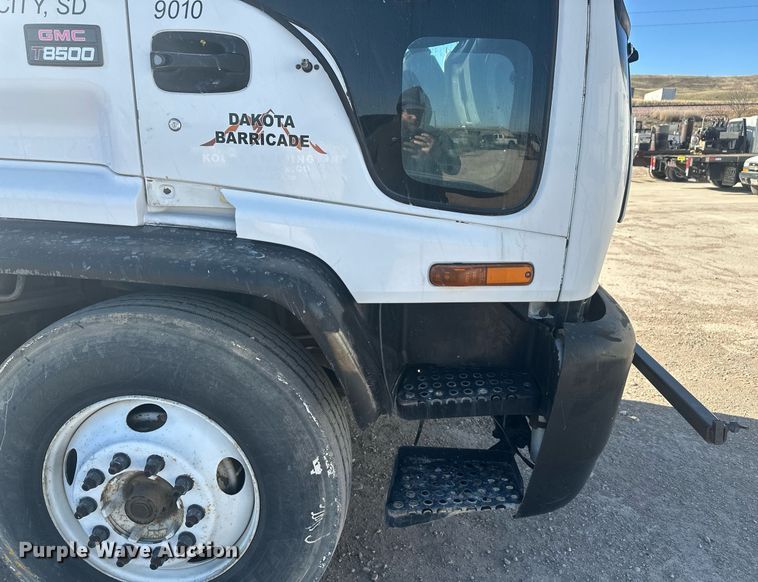 image for item DT7176 2001 GMC T8500 paint striper truck