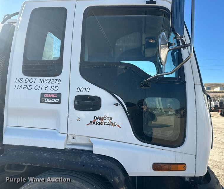 image for item DT7176 2001 GMC T8500 paint striper truck