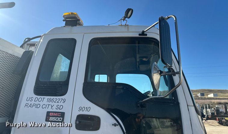 image for item DT7176 2001 GMC T8500 paint striper truck